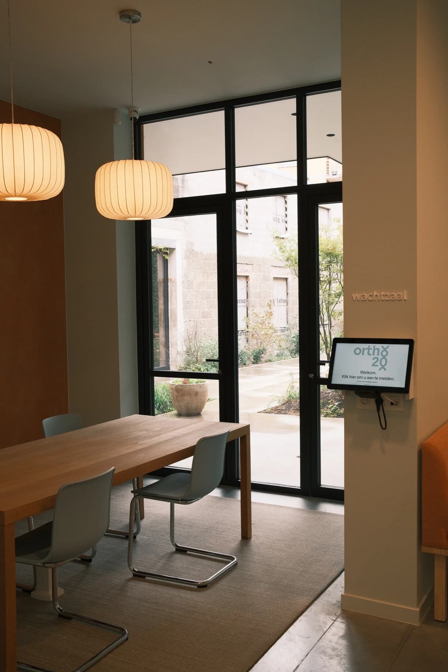 De wachtruimte van Ortho 20, met zicht op de binnentuin