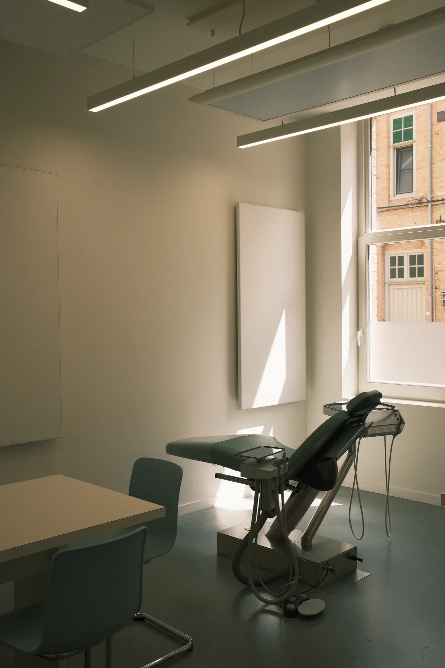 Een behandelruimte van Ortho 20 in het middaglicht
